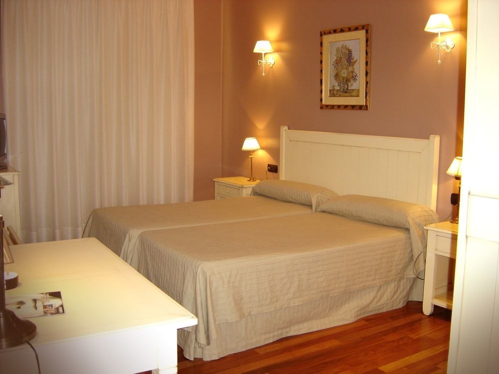 Hotel Vinicola Real-200 Monges Albelda De Iregua Bagian luar foto